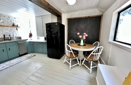 Regional District of Nanaimo Cottage | 100 year old Farm Cottage. Minutes from the beach!