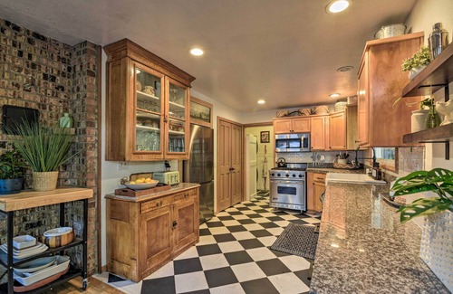Lakebay House | 100-Year-Old Farmhouse w/Hot Tub on 5 Acres!