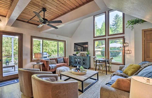 Lakebay House | 100-Year-Old Farmhouse with Hot Tub on 5 Acres!