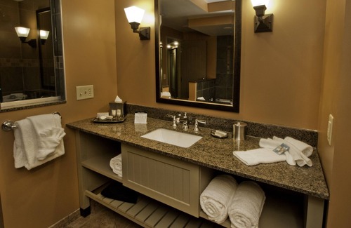Clayton Hotel | 1000 Islands Harbor Hotel