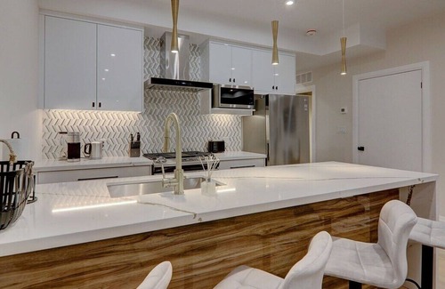 Midtown Toronto Apartment | 1000 sq ft of Luxury Living in The Annex