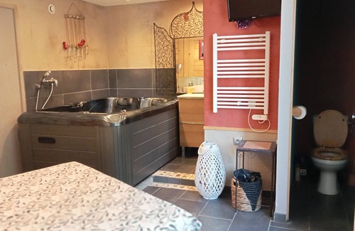 Villeneuve-les-Montreal Apartment | '1001 Nights' Room with Balcony, Wi-Fi and Air Conditioning - Villeneuve-lès-Montréal