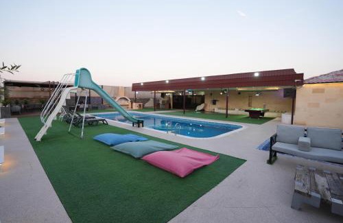 Al Dhaid Ski Chalet | 1001 Nights Chalet Private Pool, Jacuzzi, BBQ Sleeps 15 Sharjah
