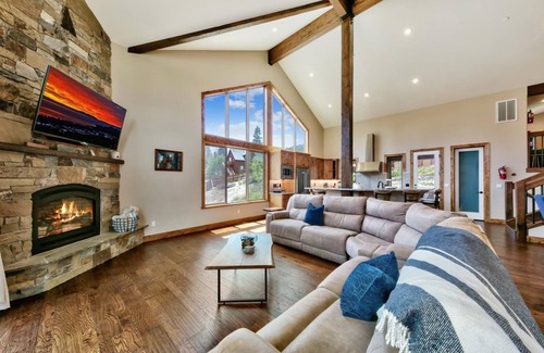 Mountain View Estates House | 1008C Mountain View -come play in the mountains 5 bedrooms, hot tub