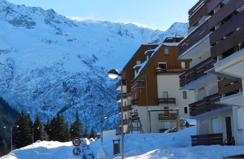 Le Pleynet Apartment | 100m from ski slopes, view valley/ski slopes, balcony, parking, ski locker, 18m², Les 7 Laux