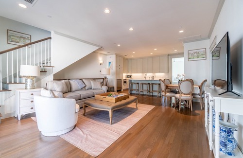 Kessler House | 1019 Bishop Arts Townhouse: Sleeps Up to 8 People!