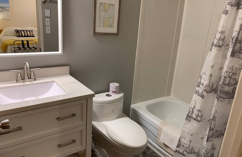 Port Elgin Hotel | 102 - Standard Room - 2 Queen Beds -1st Floor