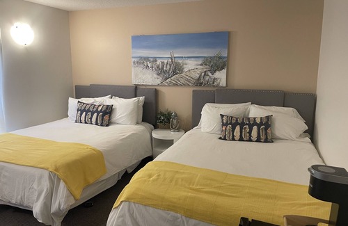 Port Elgin Hotel | 102 - Standard Room - 2 Queen Beds -1st Floor
