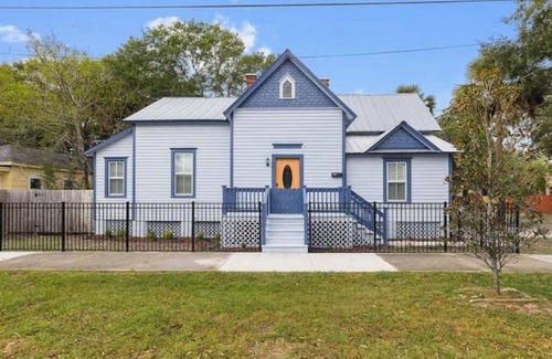 Urban Core House | 1026- Single Level Home, 1 Mile to Vystar/Arenas, Sleeps 10, Pet & Kid Friendly