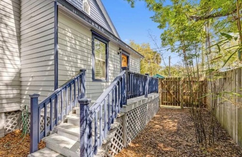 Urban Core House | 1026- Single Level Home, 1 Mile to Vystar/Arenas, Sleeps 10, Pet & Kid Friendly