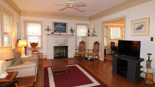 Cape May House | 1029 New Jersey Avenue -Azure Estate