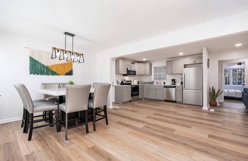 Madison House | 103 Forrest · Madison's Chic 4BR Home w/BBQ