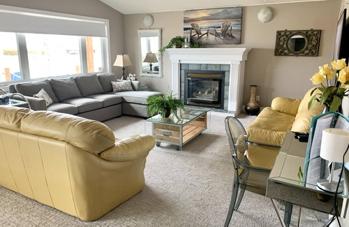 Port Elgin Hotel | 103 -Presidential Suite-Lake View 1 King+SOFA