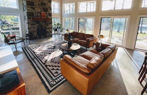Horton Cottage | 103c carriage · Canoe Landing: Luxury Waterfront Retreat, Hot Tub