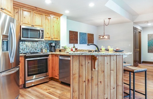 Highlands Townhomes Condo | 104 Highlands Westview, Ski-In/Ski-Out, Pool, Hot Tub, Mountain Modern
