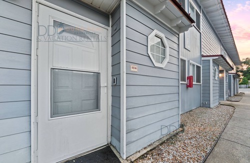 Biloxi Condo | 104 Oak Shores Just a short walk tot he beach!