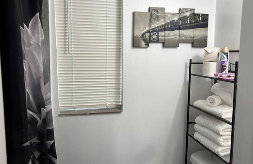 Parkside Apartment | 105 Cozy Budget Studio Fully Equipped at Hollywood
