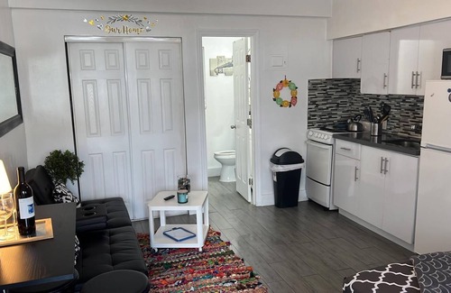 Parkside Apartment | 105 Cozy Budget Studio Fully Equipped at Hollywood