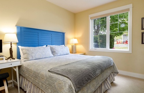 Oroville House | 105 Veranda Drive (Village Green)
