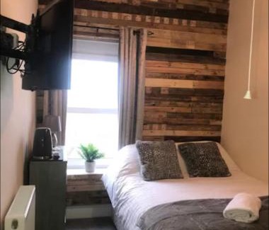 Sketty House | 106 Brynmill - Room 10 - Sea views