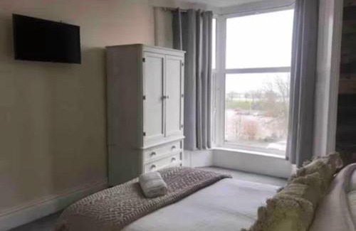 Sketty House | 106 Brynmill - Room 5 - Sea views