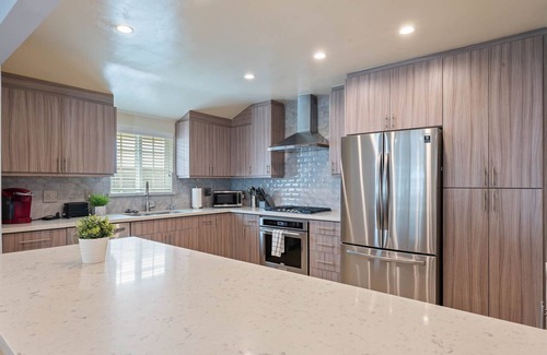 Lake Balboa House | 106 New Home in LA with all New Furniture, POOL & KING Beds!BY Universal Studios