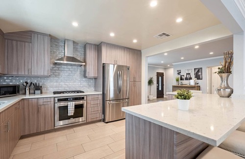 Lake Balboa House | 106 New Home in LA with all New Furniture, POOL & KING Beds!BY Universal Studios