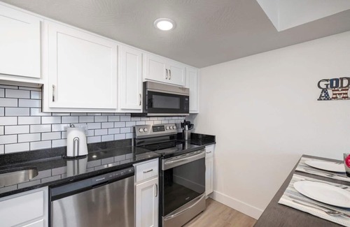 Downtown Branson Condo | 106-Walk to Downtown & Landing | Pools + No Stairs