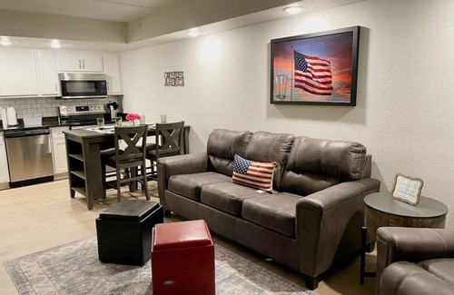 Downtown Branson Condo | 106-Walk to Downtown & Landing | Pools + No Stairs