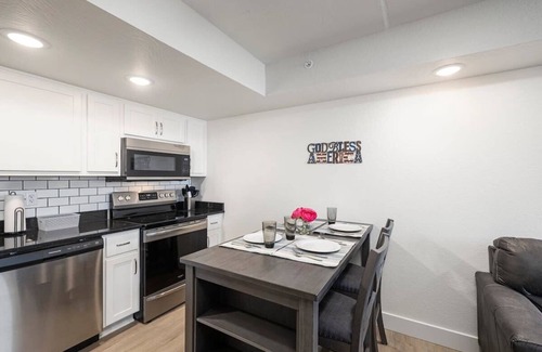 Downtown Branson Condo | 106-Walk to Downtown & Landing | Pools + No Stairs
