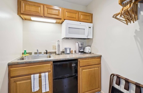West Bridgewater Hotel | 107 Deluxe Studio Queen, w/Sleeper sofa w/outdoor heated pool