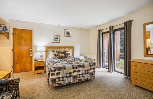 West Bridgewater Hotel | 107 Deluxe Studio Queen, w/Sleeper sofa w/outdoor heated pool
