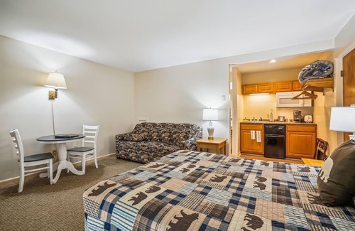West Bridgewater Hotel | 107 Deluxe Studio Queen, w/Sleeper sofa w/outdoor heated pool