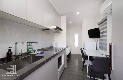 Brunswick East House | 107 Entire Guesthouse: Queen BR w/Fast WiFi - 18 mins tram to CBD