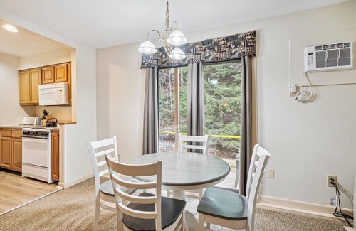 West Bridgewater Hotel | 108 Deluxe One bedroom Queen Suite on the 1st floor w/outdoor heated pool