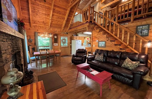 Wears Valley Cabin | 108 m² Cabin ∙ 2 bedrooms ∙ 6 guests