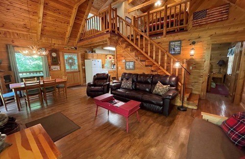 Wears Valley Cabin | 108 m² Cabin ∙ 2 bedrooms ∙ 6 guests