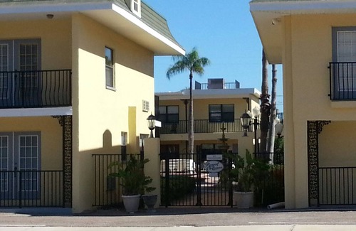Redington Beach Condo | #109 2min walk to the beach, heated pool WiFi, digital cable TV, kingsize bed.