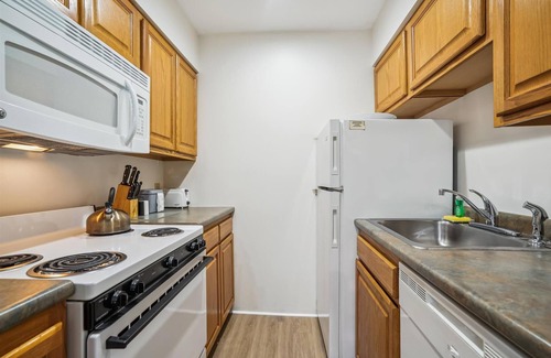 West Bridgewater Hotel | 109 Deluxe One bedroom Queen Suite on the 1st floor w/outdoor heated pool