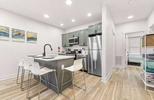 Paterson Apartment | 10Guests! Parking/1ST FLOOR-Duplex
