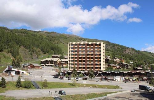 Les Claux Apartment | 10m from shops, 7th floor, view mountain, balcony, parking, tv, ski locker, 50m², Vars