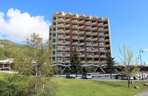 Les Claux Apartment | 10m from shops, 7th floor, view mountain, balcony, parking, tv, ski locker, 50m², Vars