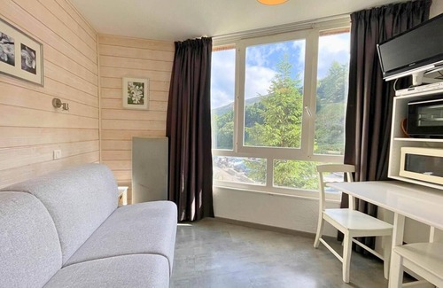 Les Menuires Apartment | 10m from ski slopes, 3rd floor, tv, ski locker, 13m², Les Menuires