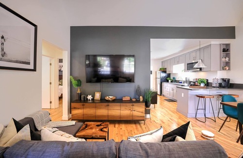 Santa Ana Apartment | ⁂10min-Airport⁂65"Smart Tv⁂W/D⁂Self Check-In⁂AC⁂DTSA⁂