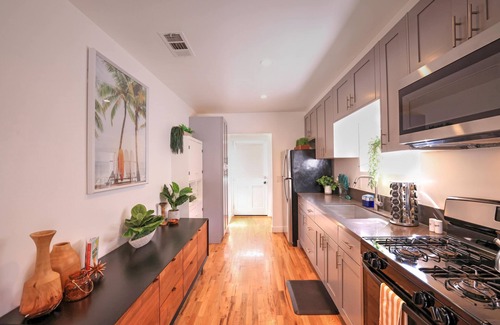 Santa Ana Apartment | ⁂10min-Airport⁂65"Smart Tv⁂W/D⁂Self Check-In⁂AC⁂DTSA⁂