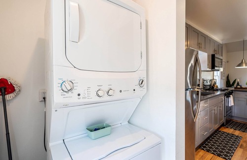 Santa Ana Apartment | ⁂10min-Airport⁂65"Smart Tv⁂W/D⁂Self Check-In⁂AC⁂DTSA⁂