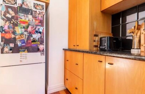 Brighton East House | 10min drive to the beach, superb private self contained bedroom, bathroom & WIR