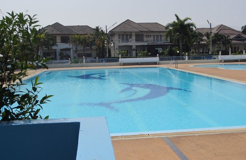 Rayong House | 10min. To beach: House Rayong Stadmitte: Park-like holiday complex with large pool