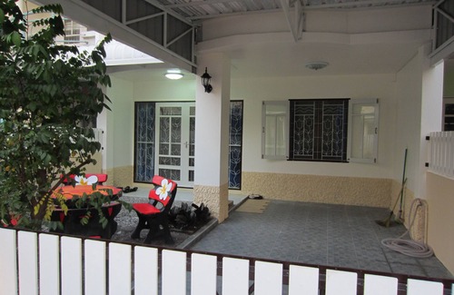Rayong House | 10min. To beach: House Rayong Stadmitte: Park-like holiday complex with large pool