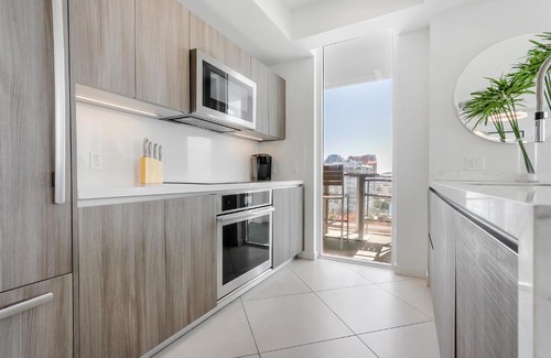 Central Beach House | 10th fl, modern, pool, gym, inter-coastal view